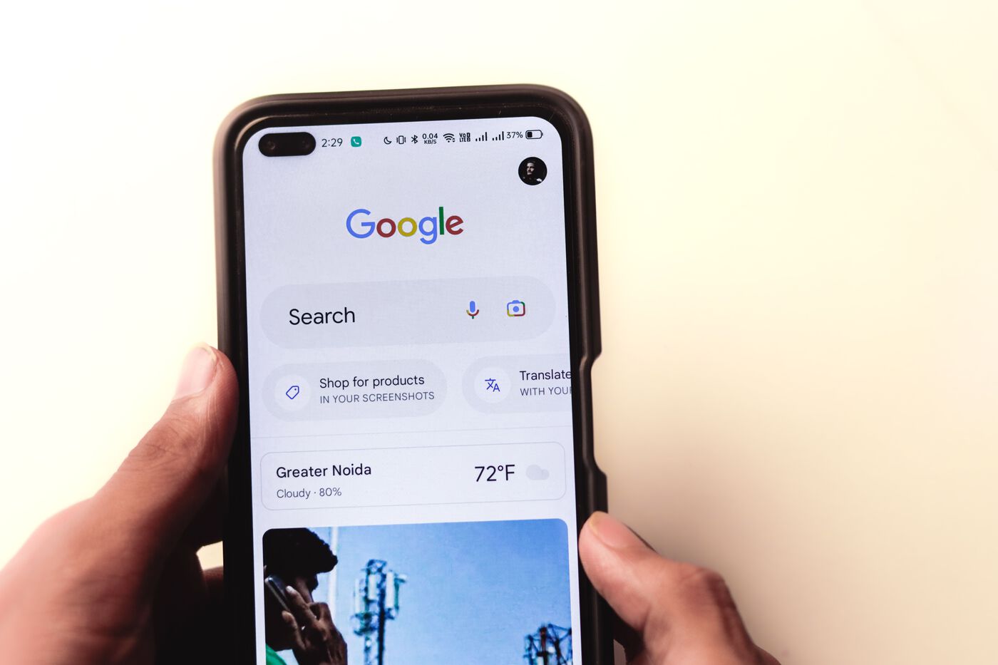 Cliente cerca un ristorante online dallo smartphone su Google