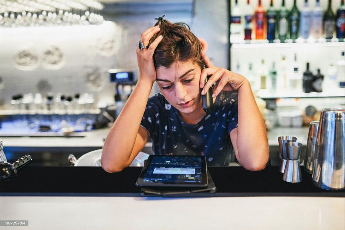 Ristoratore stressato al telefono durante il servizio in sala